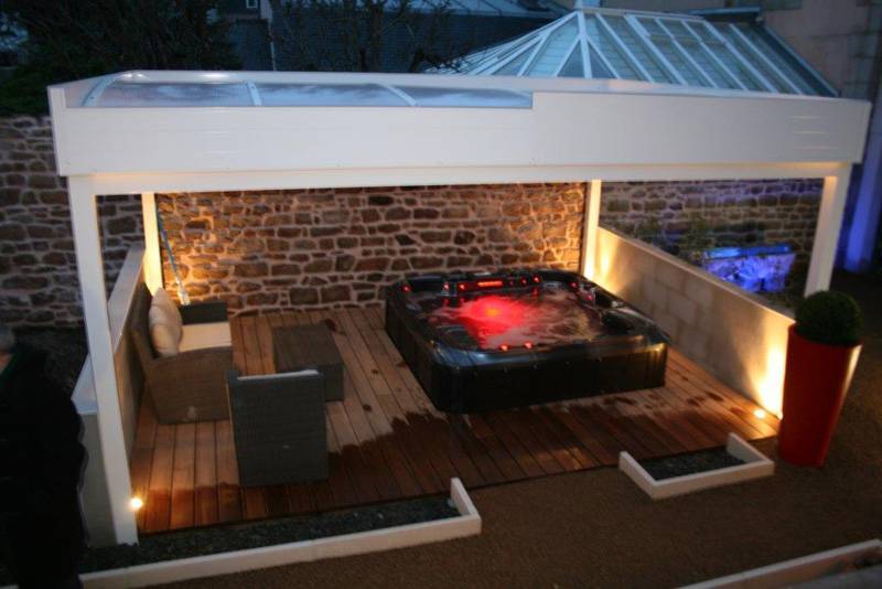 Pose de Spa Design sur une terrasse extérieur avec éclairage LED à Pusignan